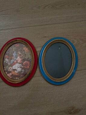 2 Vintage Style Oval Wall Frames